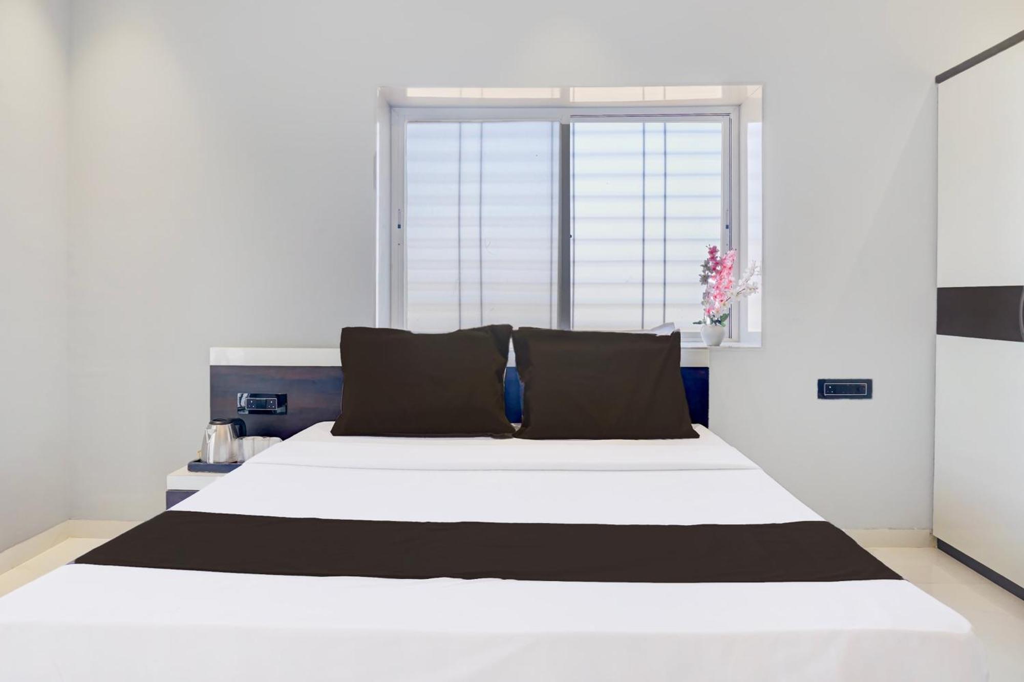 Hotel O Jeevan Restaurant & Lodging Kavathe Kültér fotó